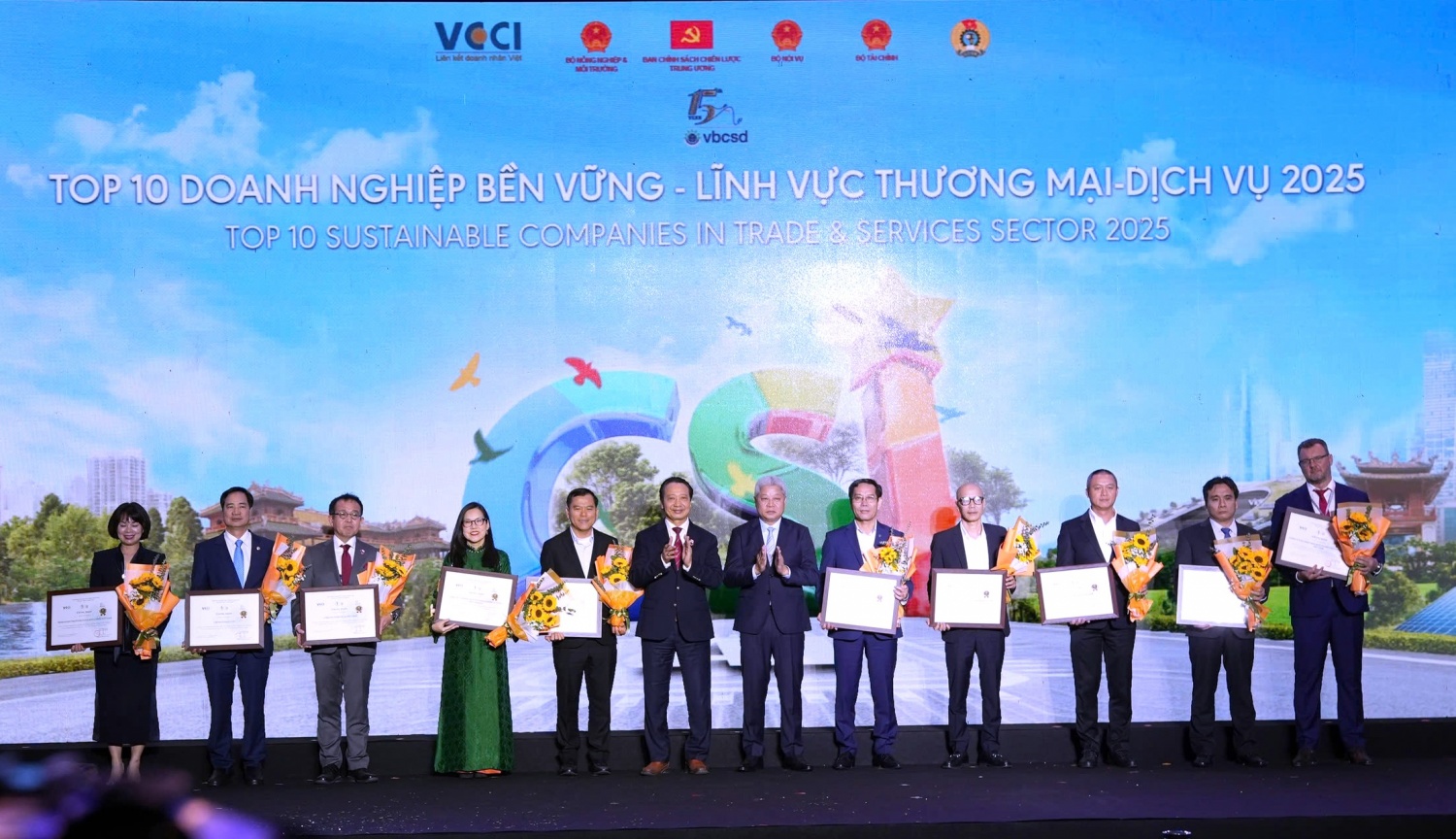 Ông Nguyễn Xuân Cường (thứ hai, bìa phải) - Tổng giám đốc PV Drilling nhận vinh danh từ Thứ trưởng Bộ Nội vụ Nguyễn Mạnh Khương và ông Nguyễn Quang Vinh - Phó chủ tịch VCCI, Chủ tịch HĐDN vì sự phát triển bền vững Việt Nam (VBCSD).